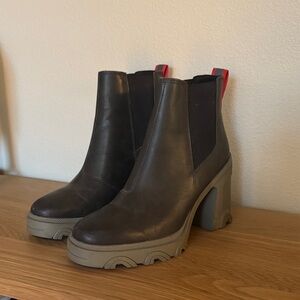 Like NEW! Waterproof Sorel Brex Heel Lug Chelsea Boot in Olive Green, size 8.5